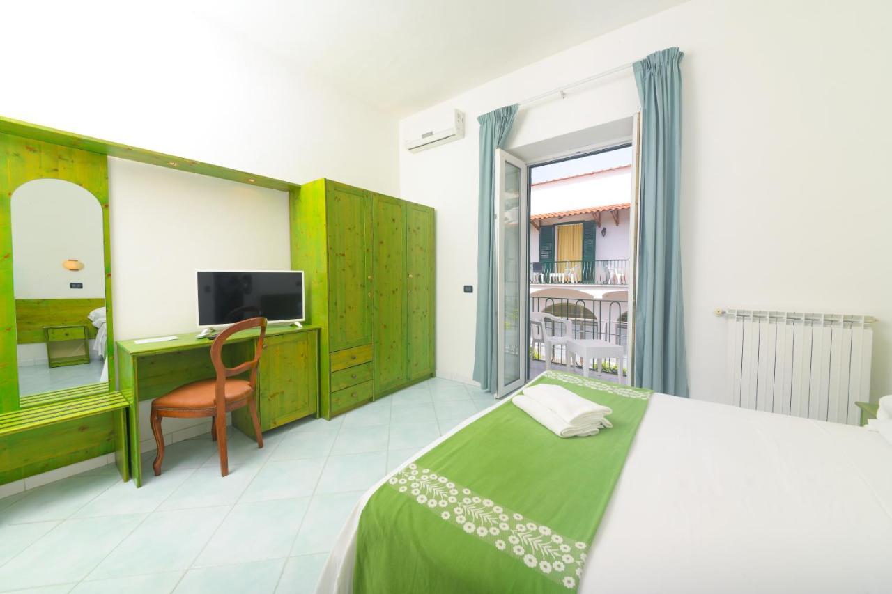 Hotel Pineta ايسكيا المظهر الخارجي الصورة