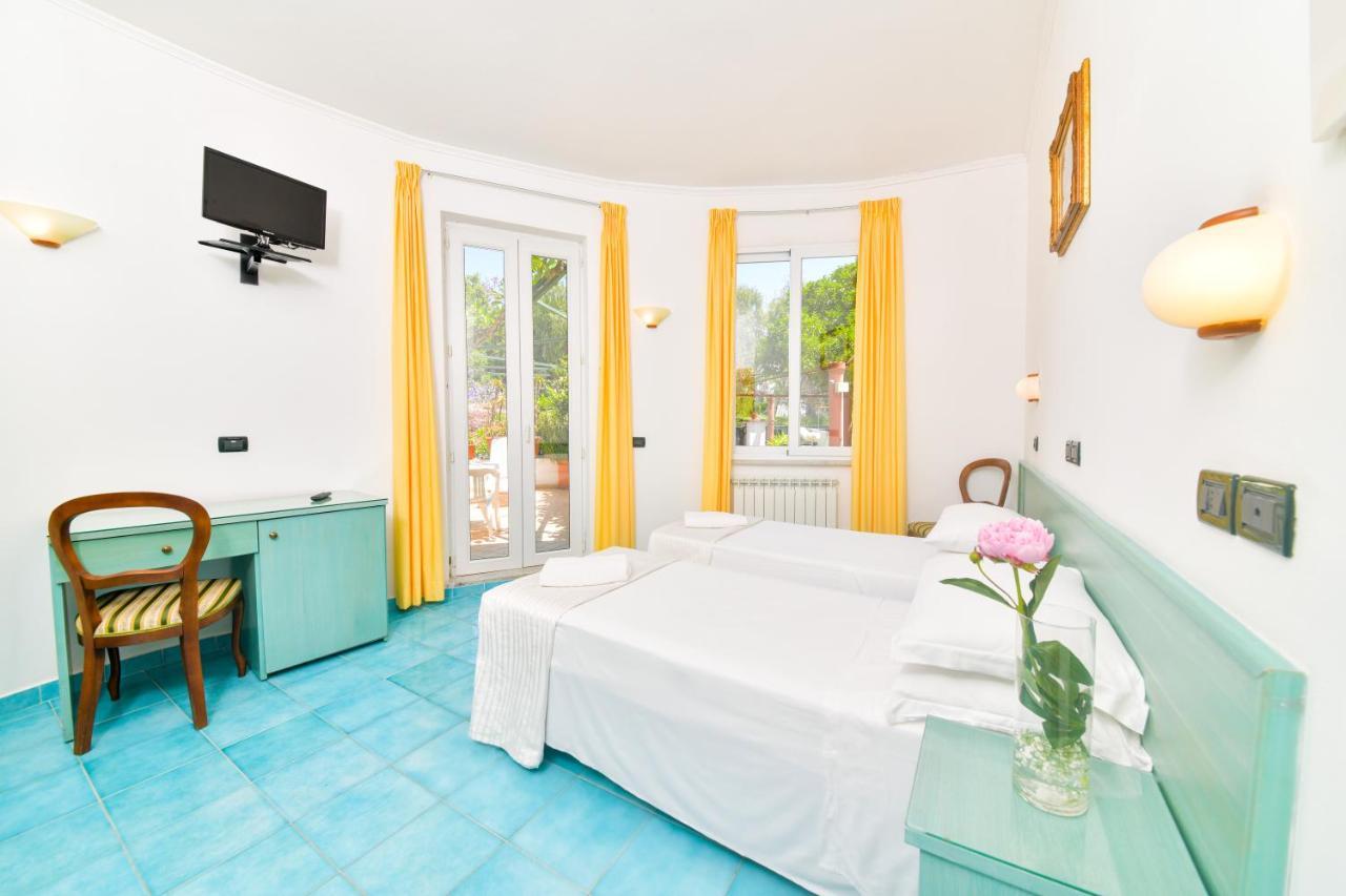 Hotel Pineta ايسكيا المظهر الخارجي الصورة