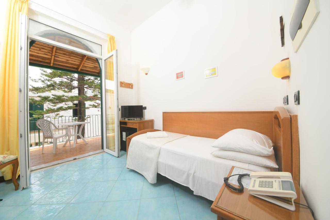 Hotel Pineta ايسكيا المظهر الخارجي الصورة