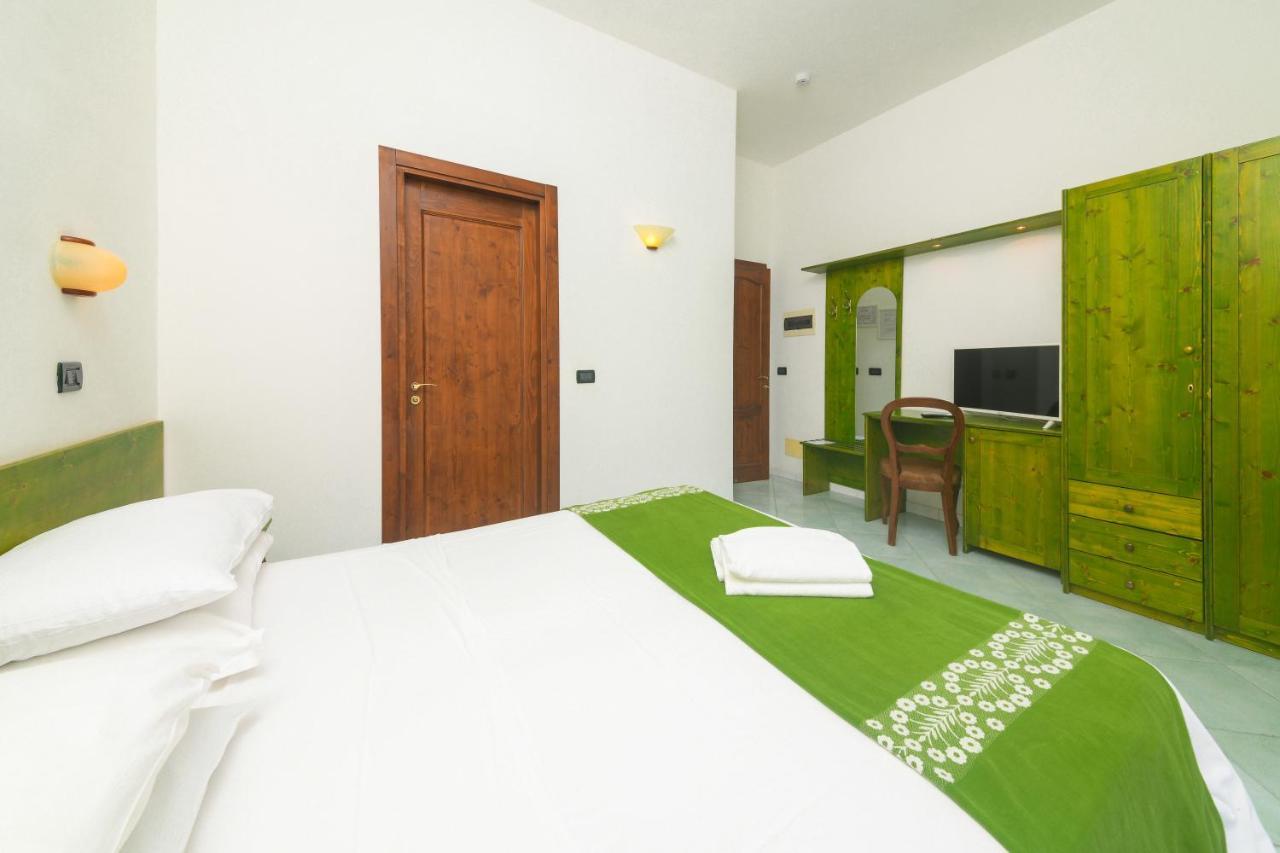 Hotel Pineta ايسكيا المظهر الخارجي الصورة