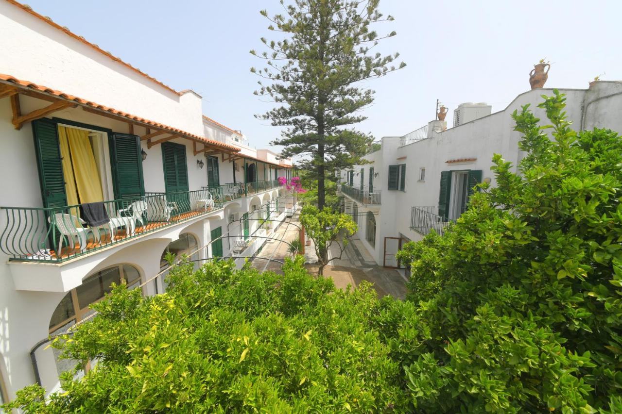 Hotel Pineta ايسكيا المظهر الخارجي الصورة